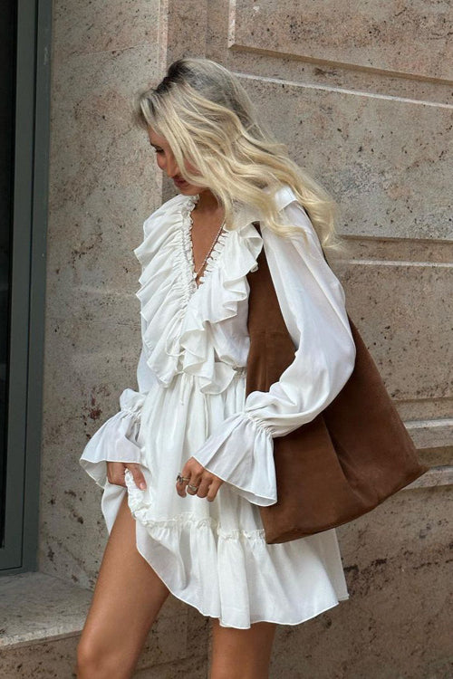 Robe blanche plissée à volants et col en V 