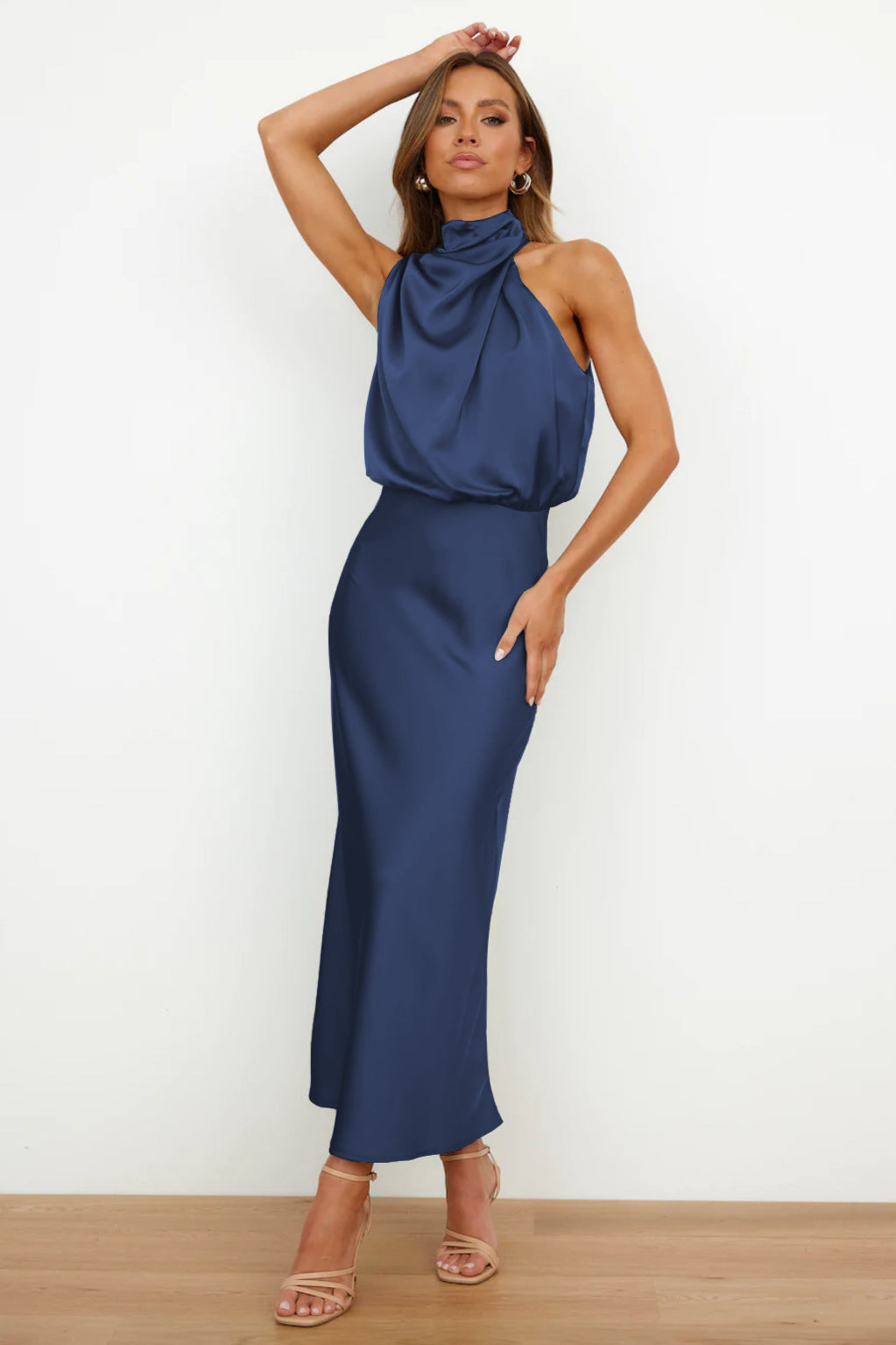 Robe élégante à col licou bleu foncé