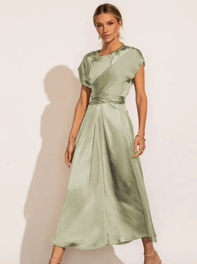 Robe de soirée légère et élégante drapée à bretelles en satin haut de gamme