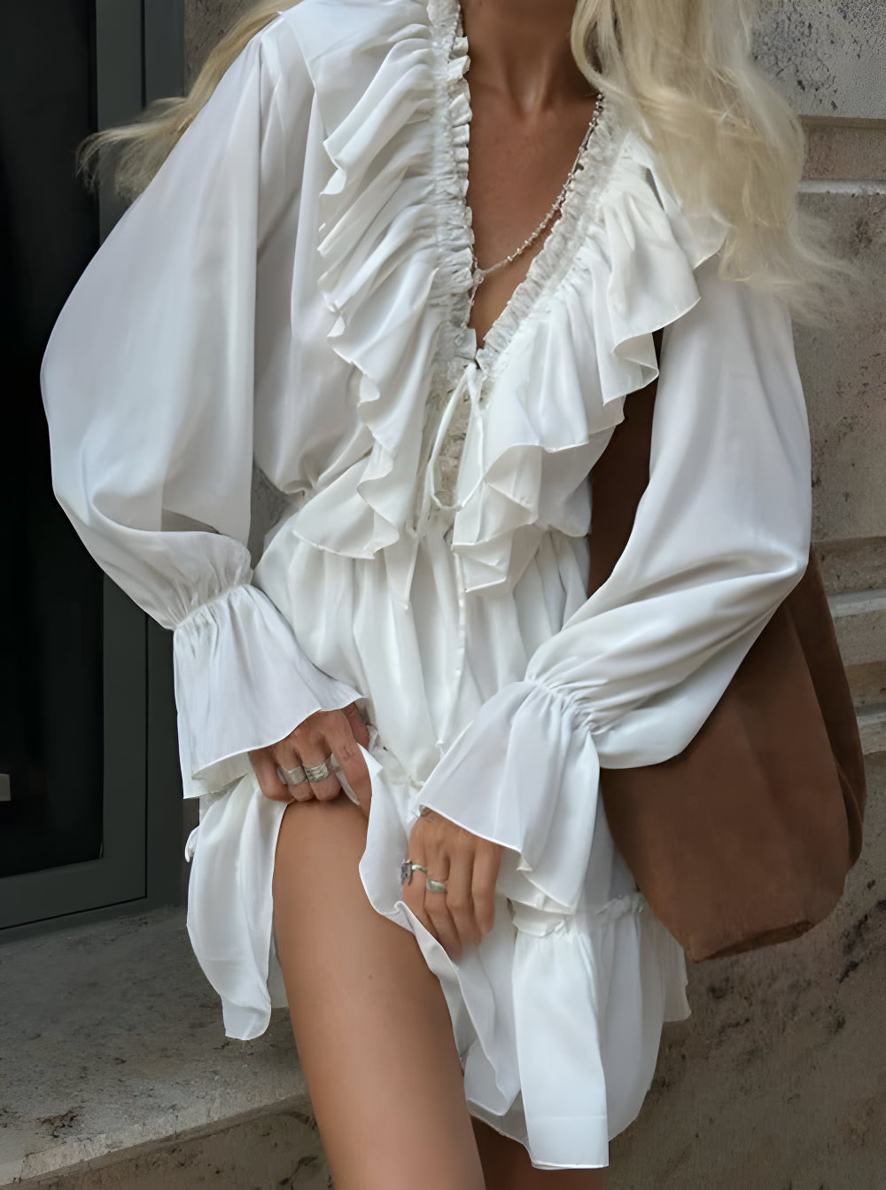 Robe blanche plissée à volants et col en V 