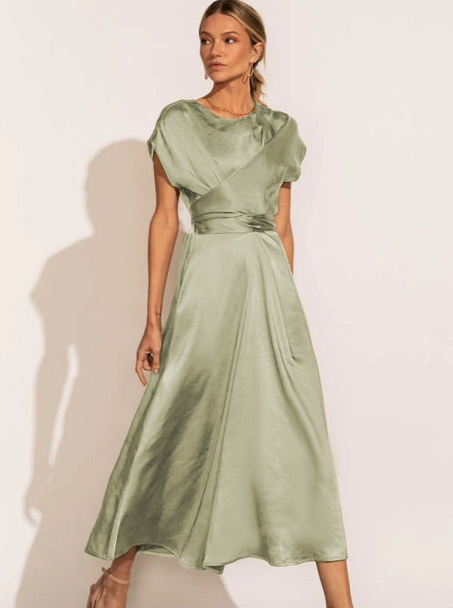 Robe de soirée légère et élégante drapée à bretelles en satin haut de gamme