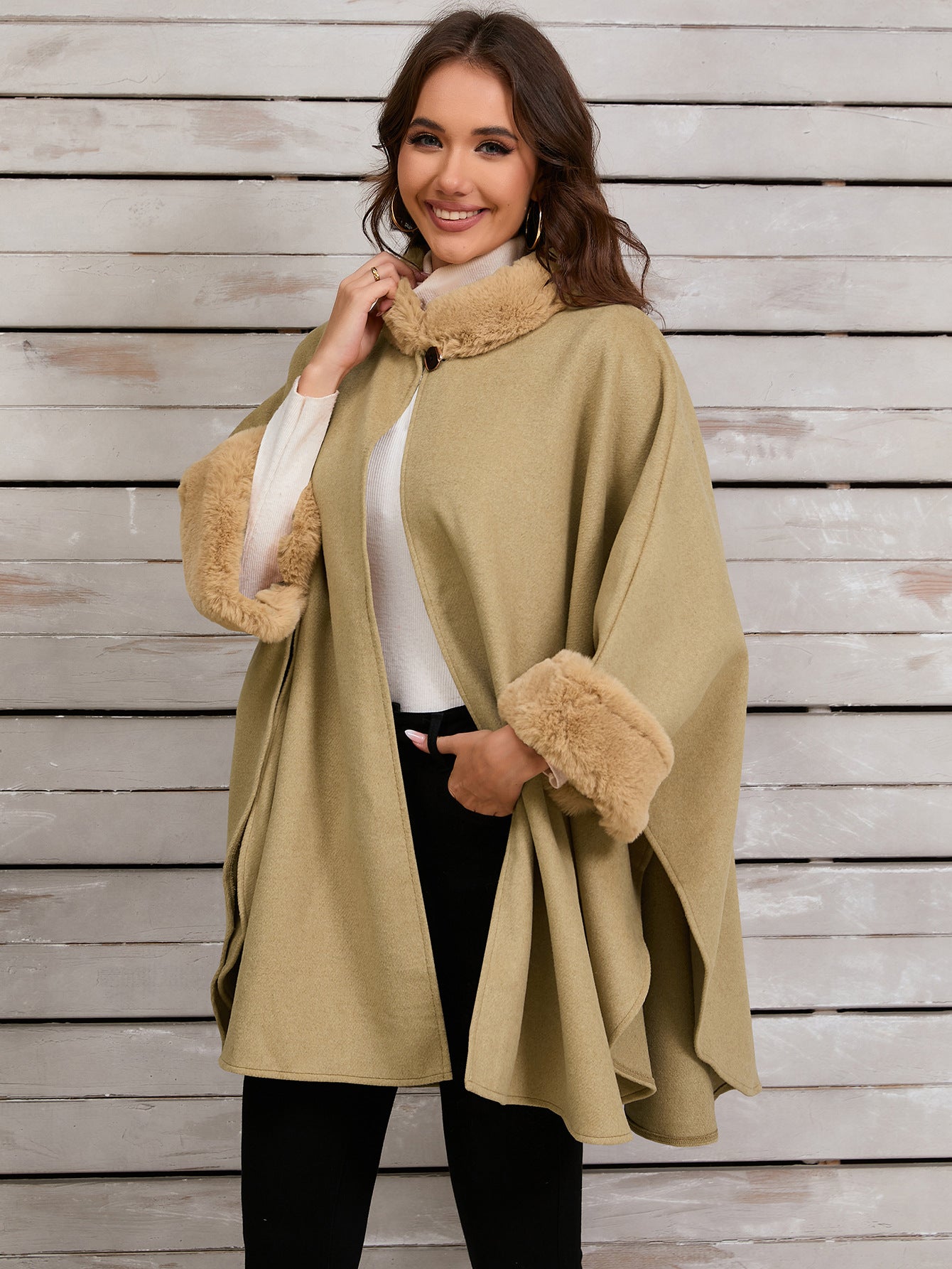 Poncho élégant avec bordure en fausse fourrure pour des soirées d'hiver élégantes