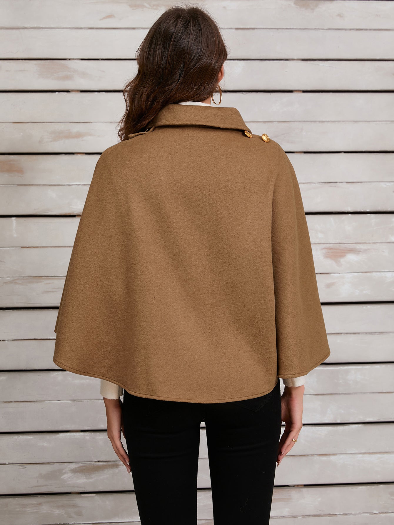 Cape chic en camel avec élégant bouton doré pour occasions sophistiquées