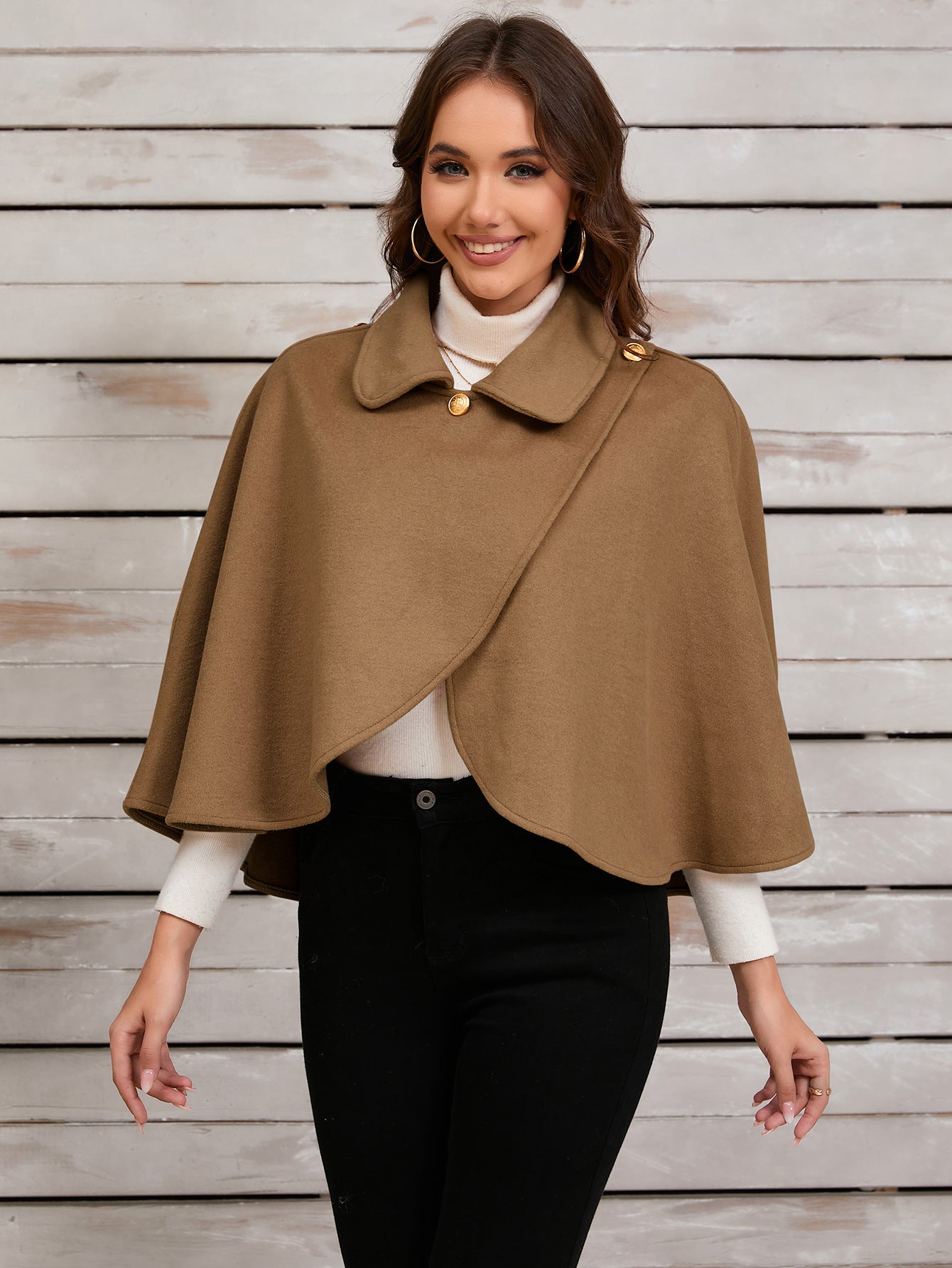 Cape chic en camel avec élégant bouton doré pour occasions sophistiquées