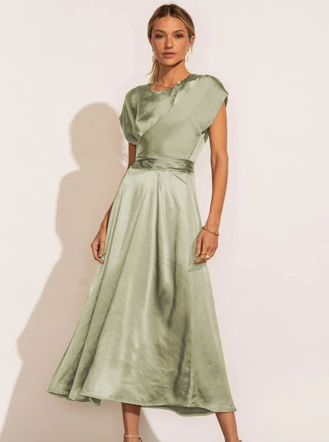 Robe de soirée légère et élégante drapée à bretelles en satin haut de gamme