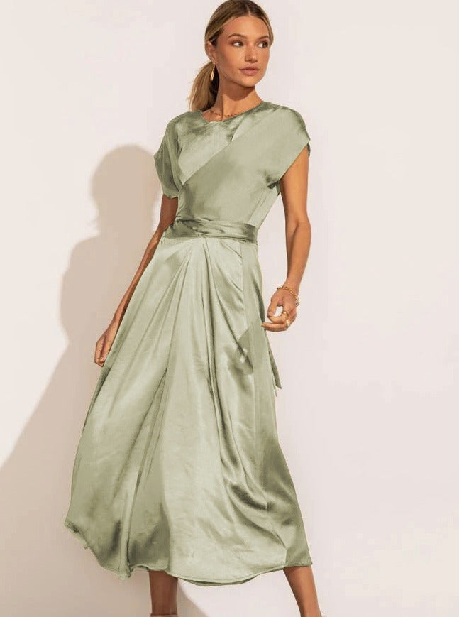 Robe de soirée légère et élégante drapée à bretelles en satin haut de gamme