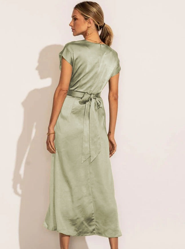 Robe de soirée légère et élégante drapée à bretelles en satin haut de gamme