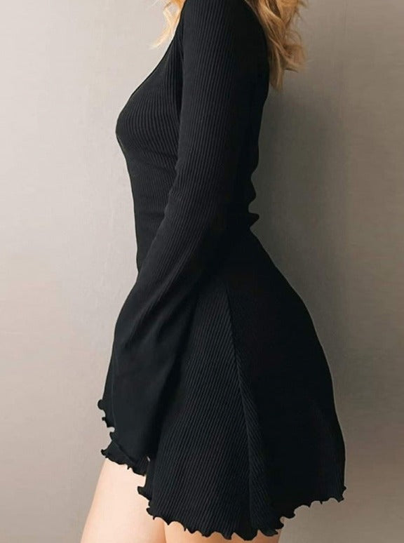 Robe pull slim en tricot noir et blanc avec manches à volants