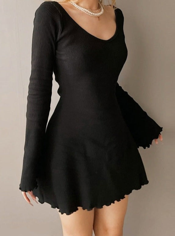 Robe pull slim en tricot noir et blanc avec manches à volants