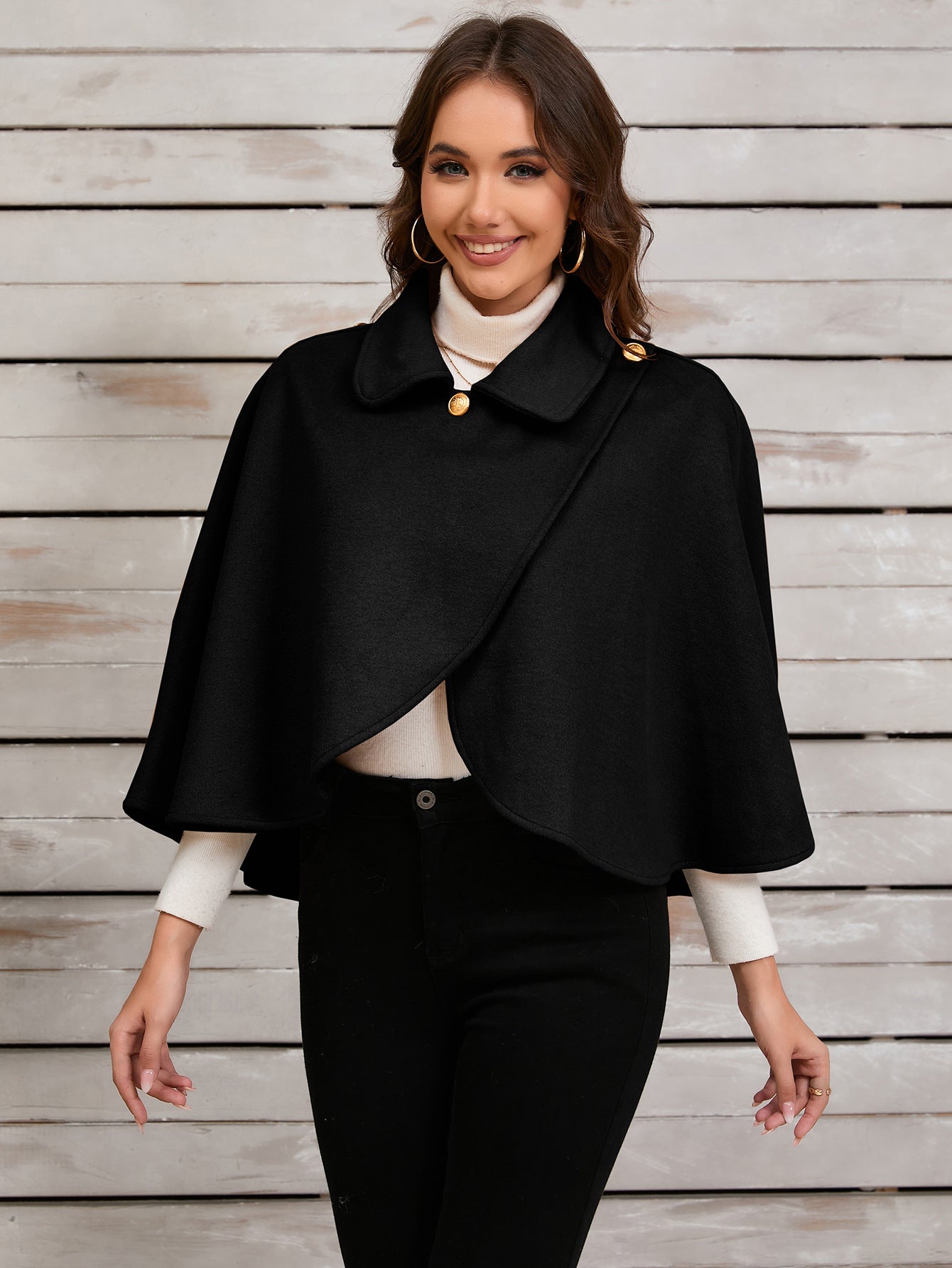 Cape chic en camel avec élégant bouton doré pour occasions sophistiquées