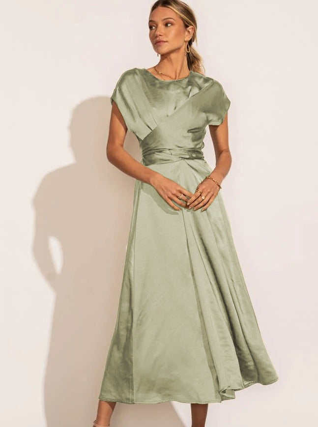 Robe de soirée légère et élégante drapée à bretelles en satin haut de gamme