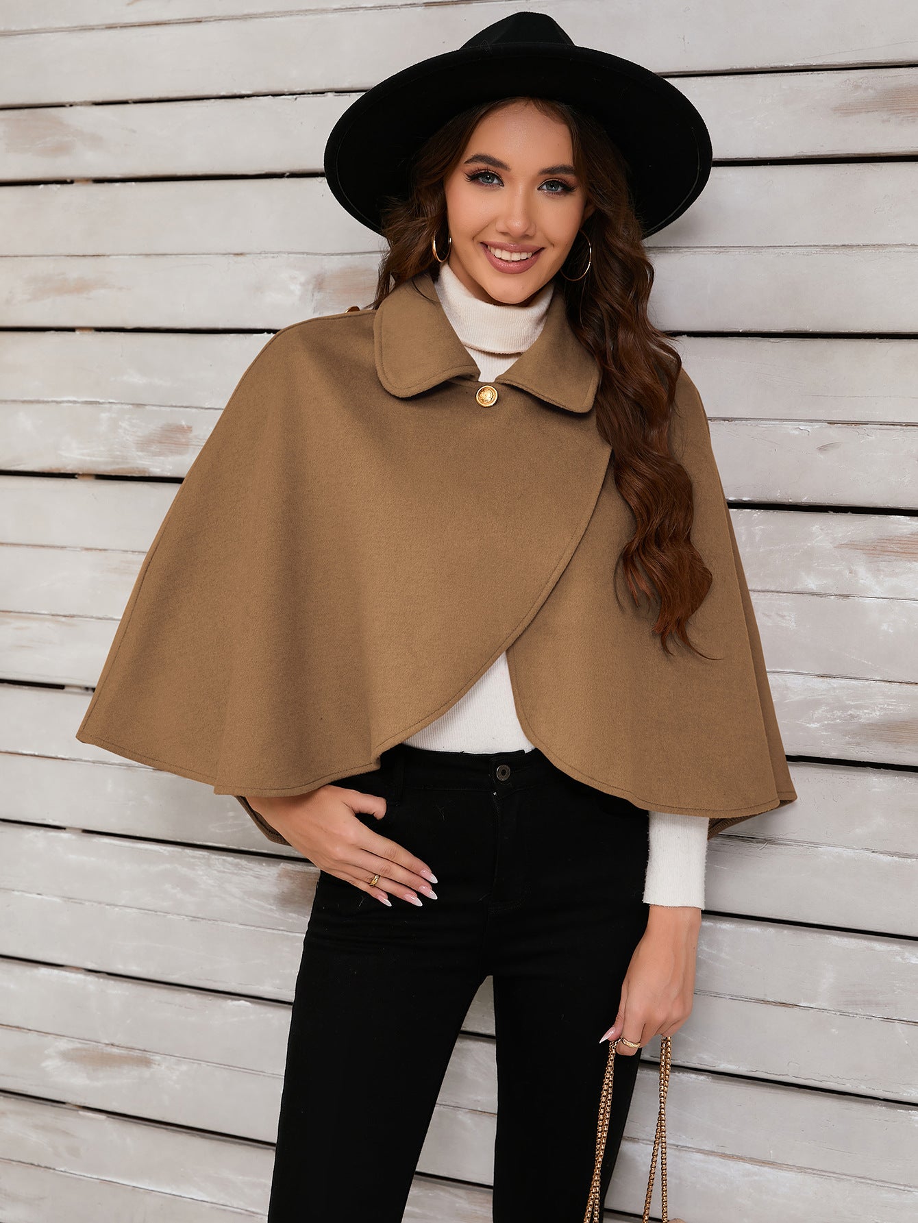 Cape chic en camel avec élégant bouton doré pour occasions sophistiquées