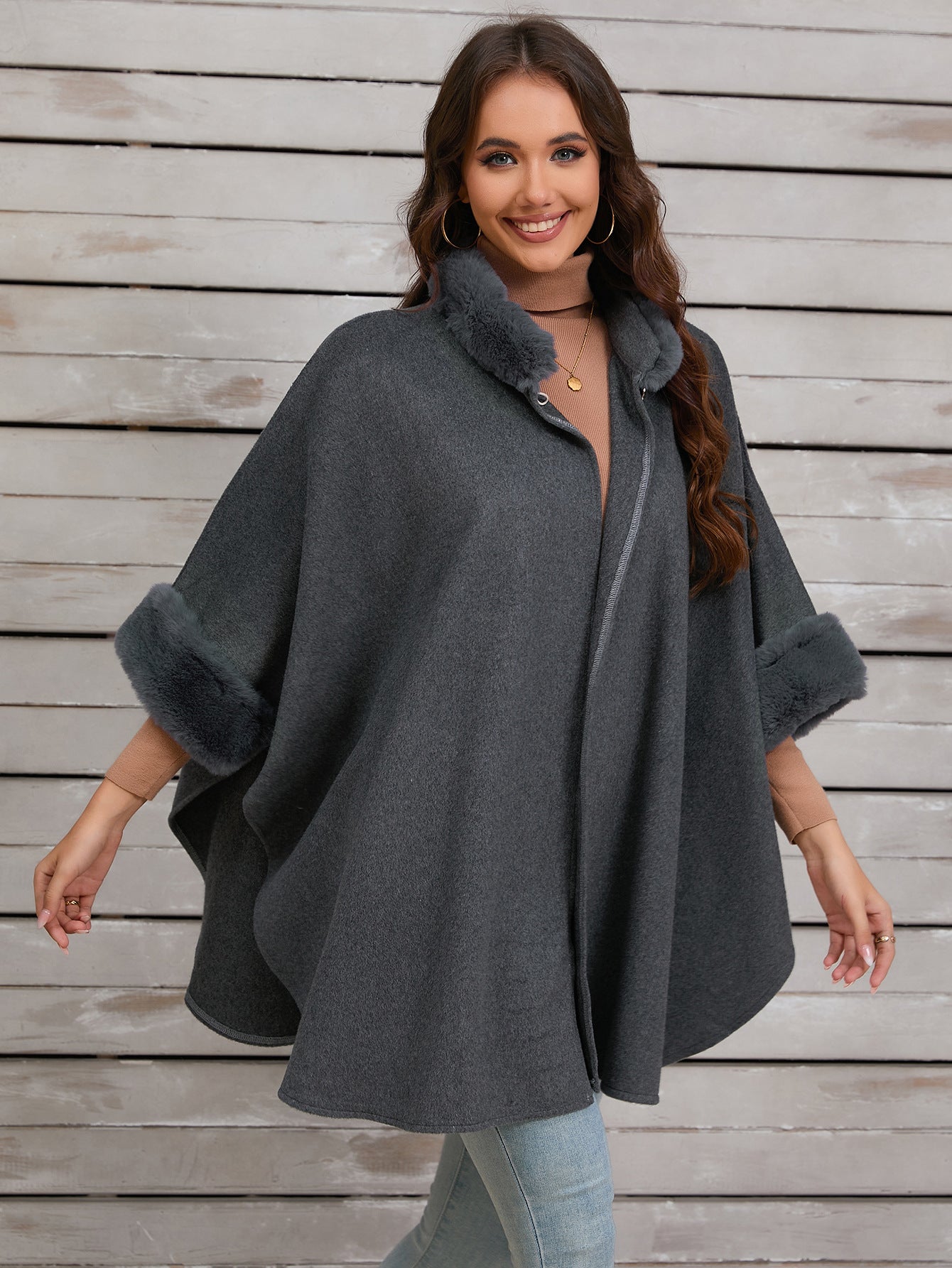 Poncho élégant avec bordure en fausse fourrure pour des soirées d'hiver élégantes