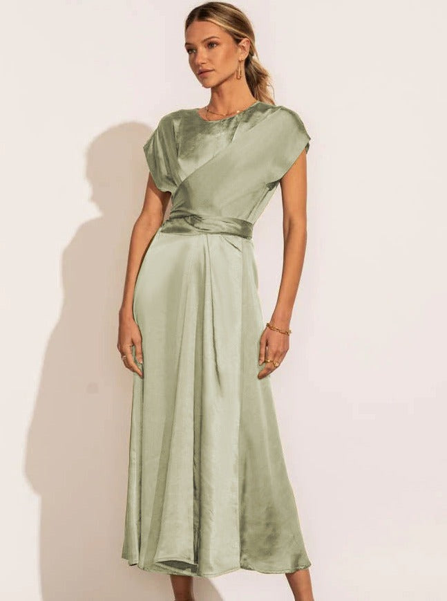 Robe de soirée légère et élégante drapée à bretelles en satin haut de gamme