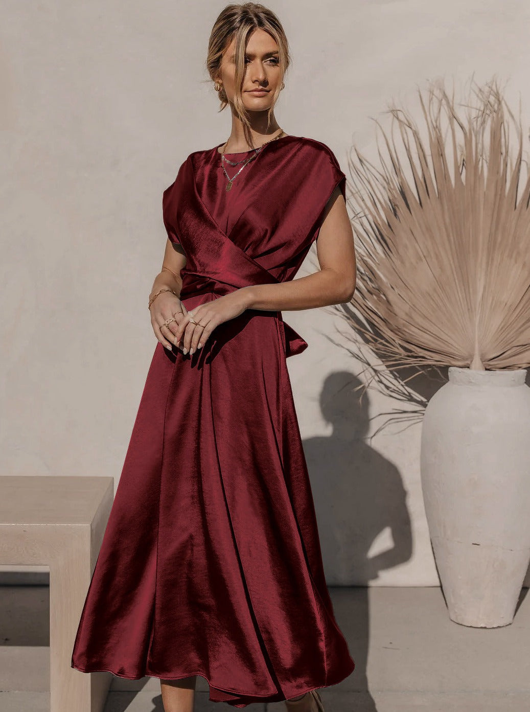 Robe de soirée légère et élégante drapée à bretelles en satin haut de gamme