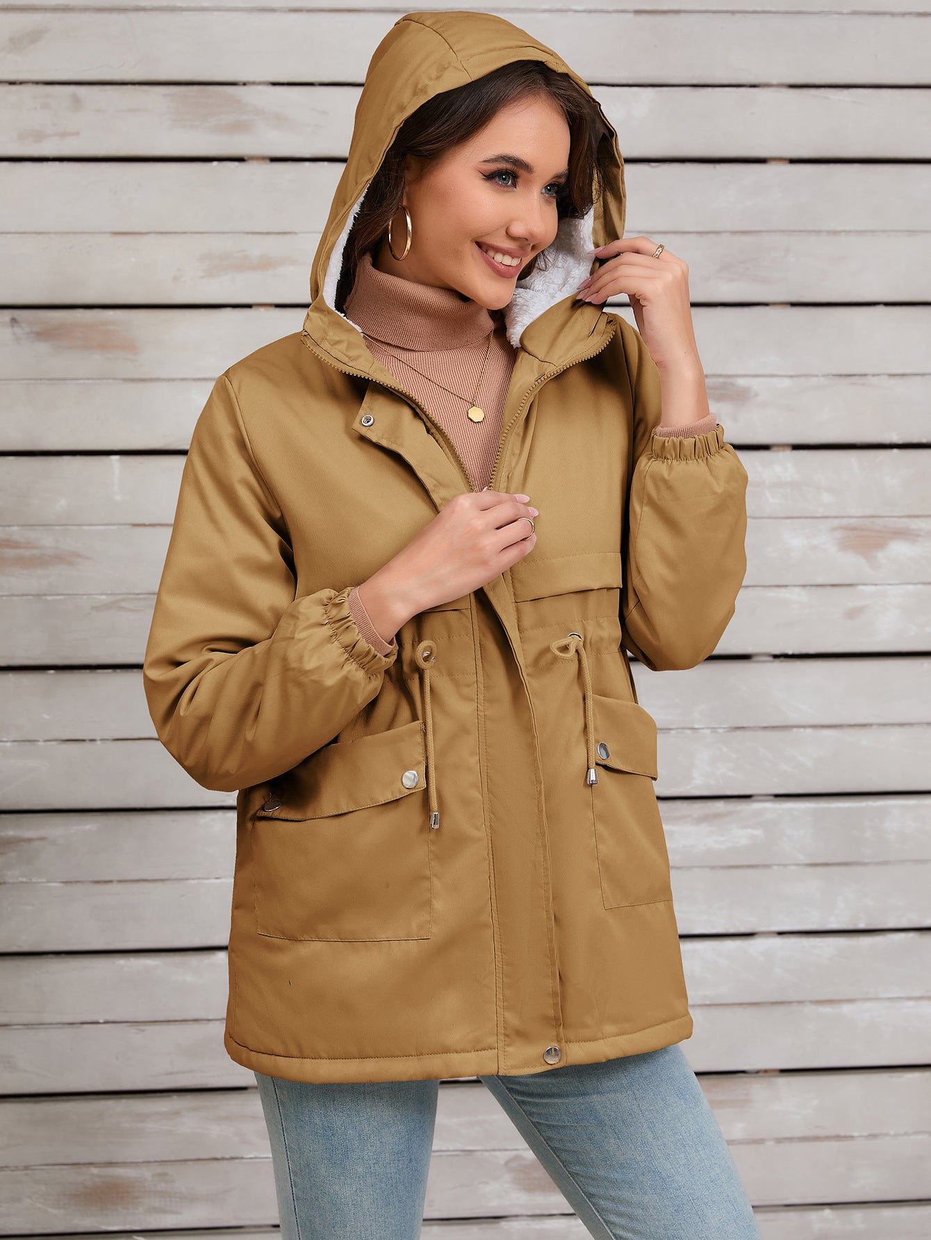 Parka à capuche avec taille ajustable pour les aventures en plein air