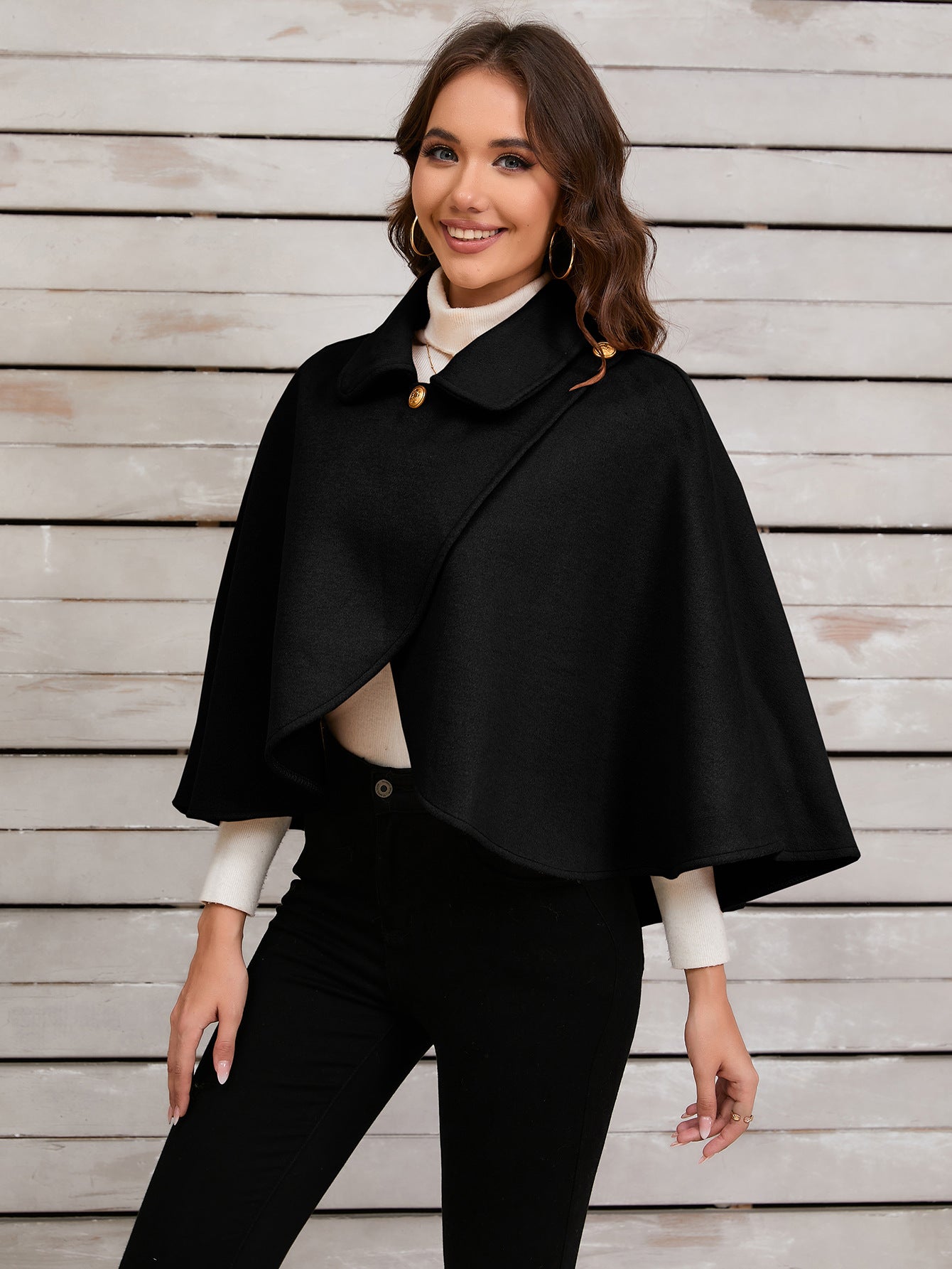 Cape chic en camel avec élégant bouton doré pour occasions sophistiquées