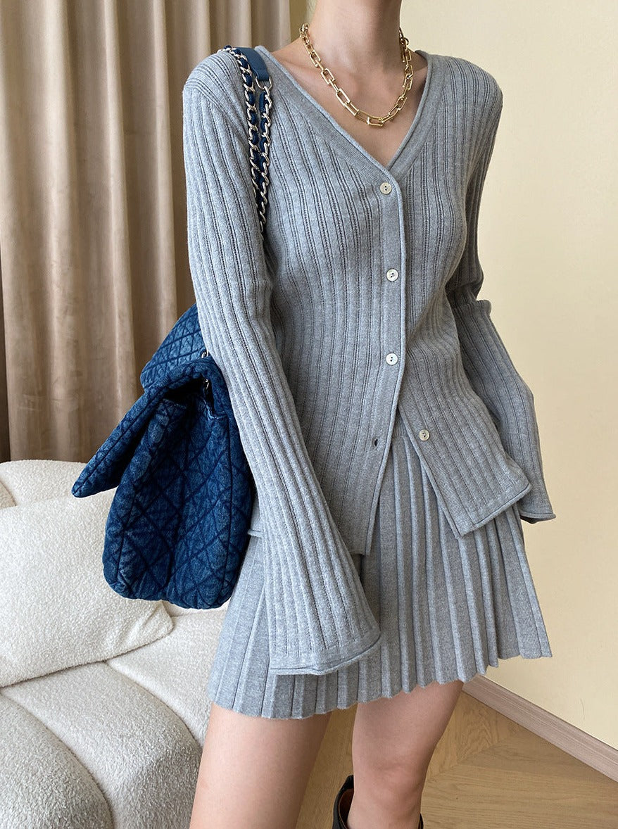 Ensemble deux pièces en tricot gris avec cardigan plissé et jupe 