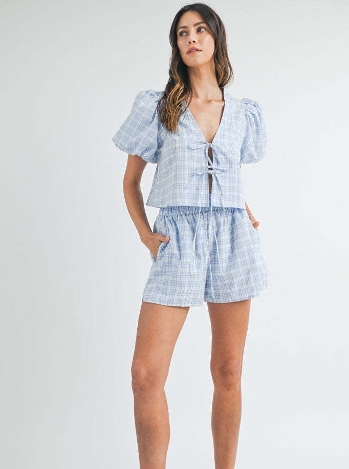 Ensemble chemise boutonnée à manches bouffantes et short 