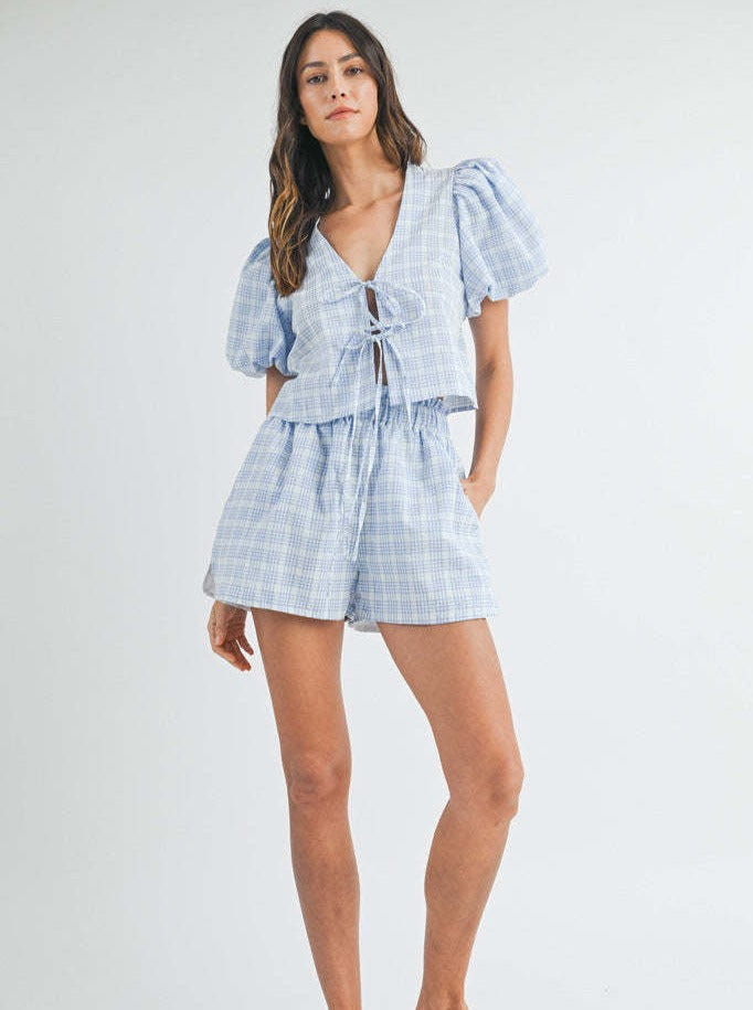 Ensemble chemise boutonnée à manches bouffantes et short 