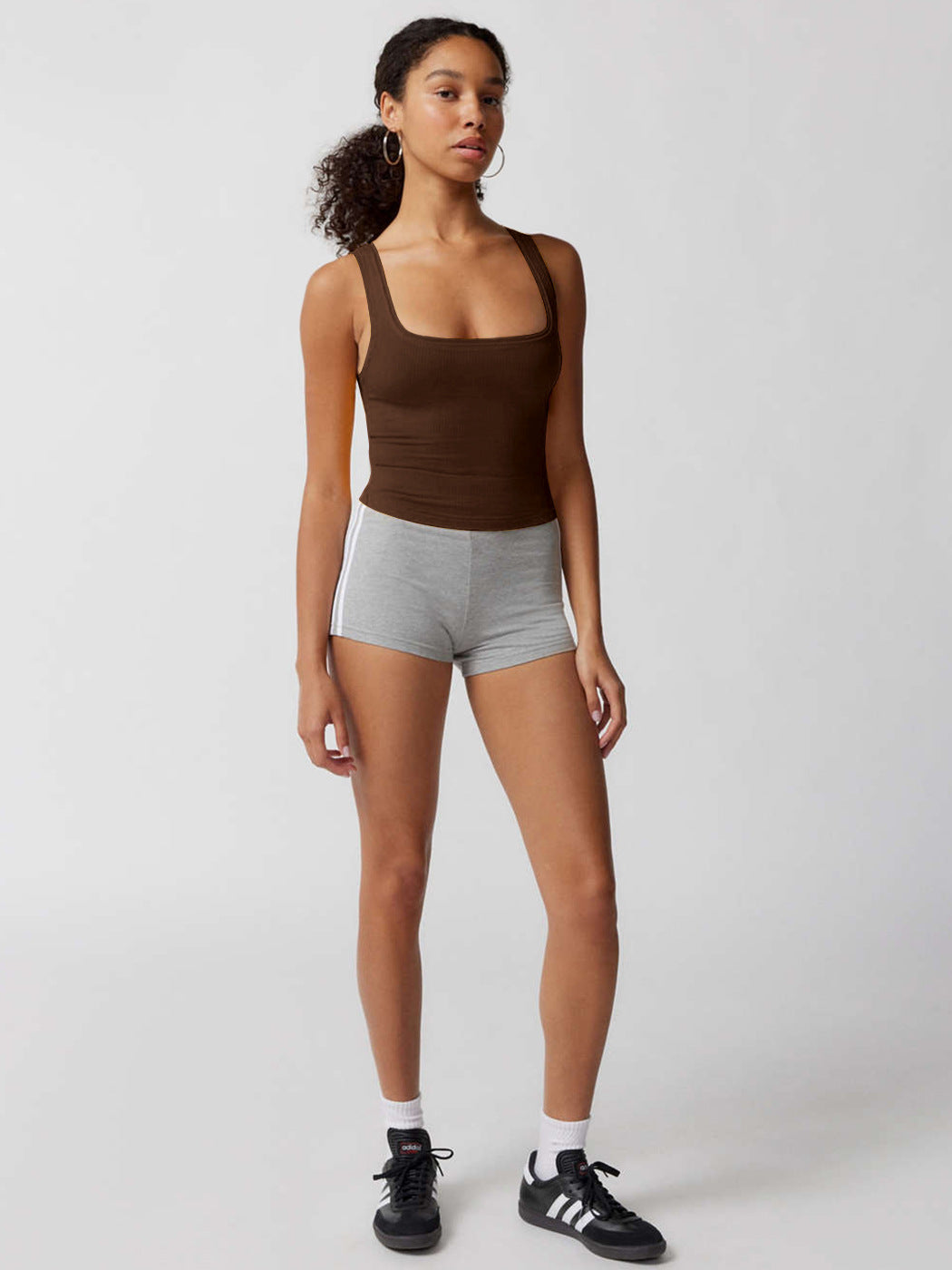 Haut court moulant sexy en tricot marron 