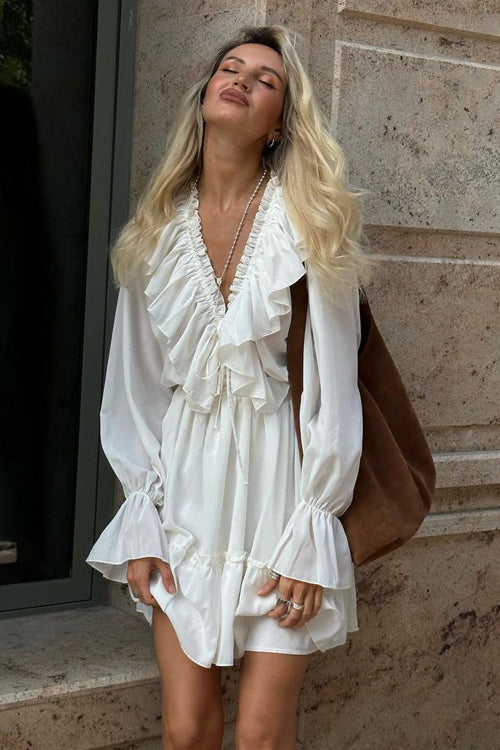 Robe blanche plissée à volants et col en V 