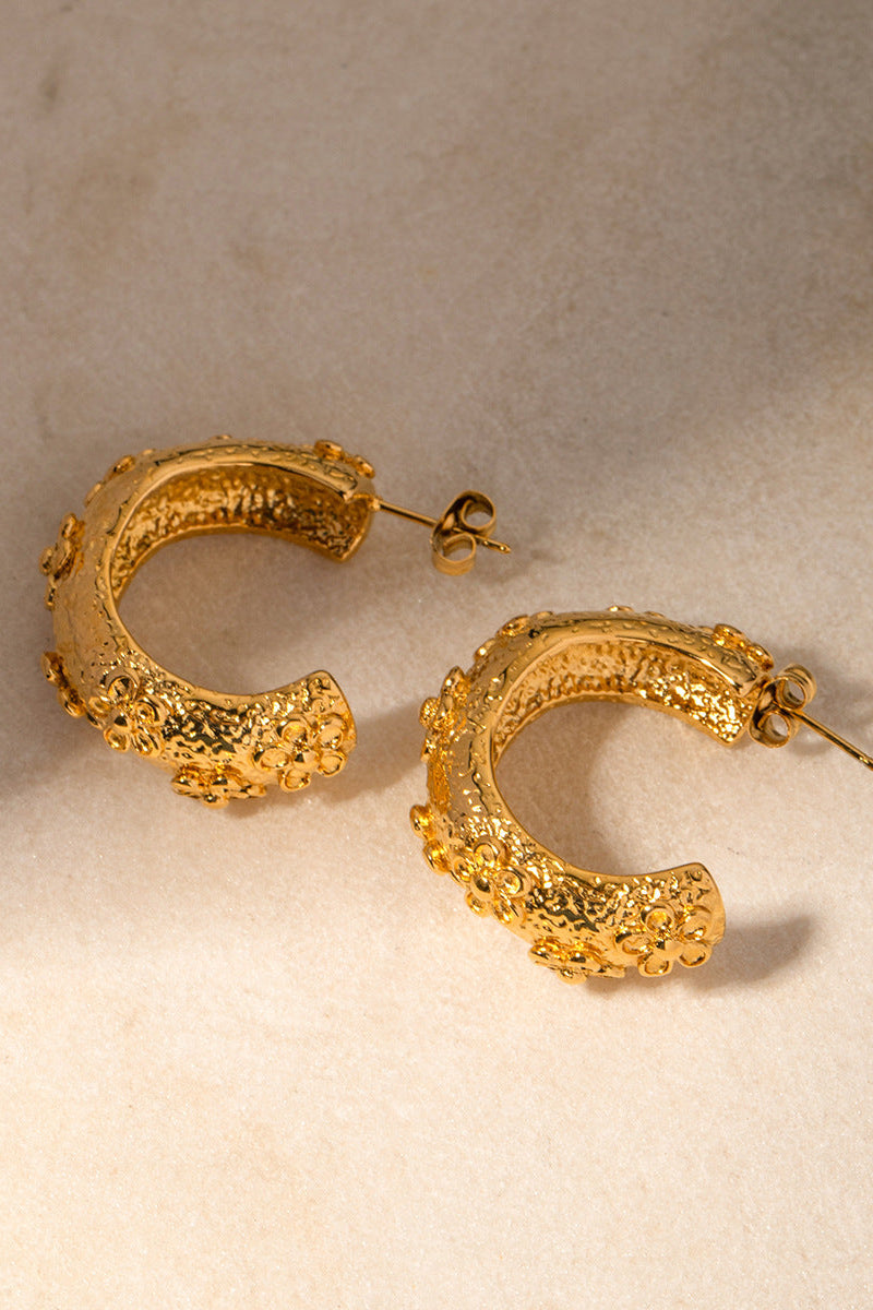 Boucles d'oreilles créoles élégantes à motif floral en relief